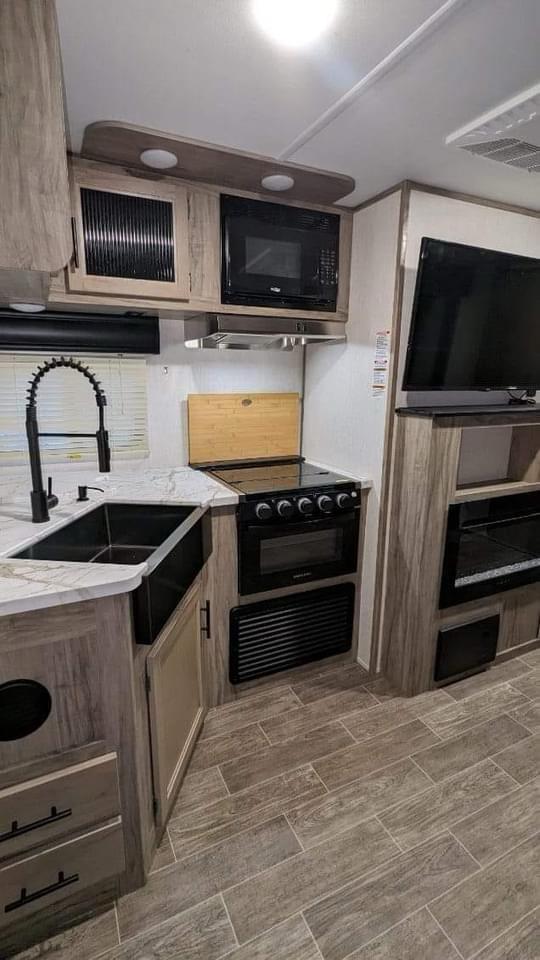 2022 Cherokee Alpha Wolf 22SW-L Travel Trailer