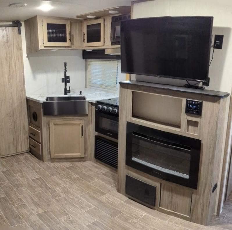 2022 Cherokee Alpha Wolf 22SW-L Travel Trailer