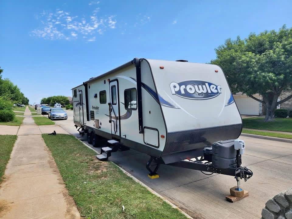 2017 Prowler Lynx – 32 ft Bunkhouse Travel Trailer