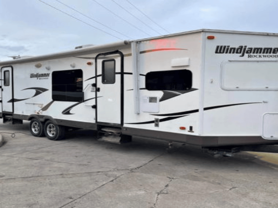 2013 Rockwood Windjammer – 34 ft Travel Trailer