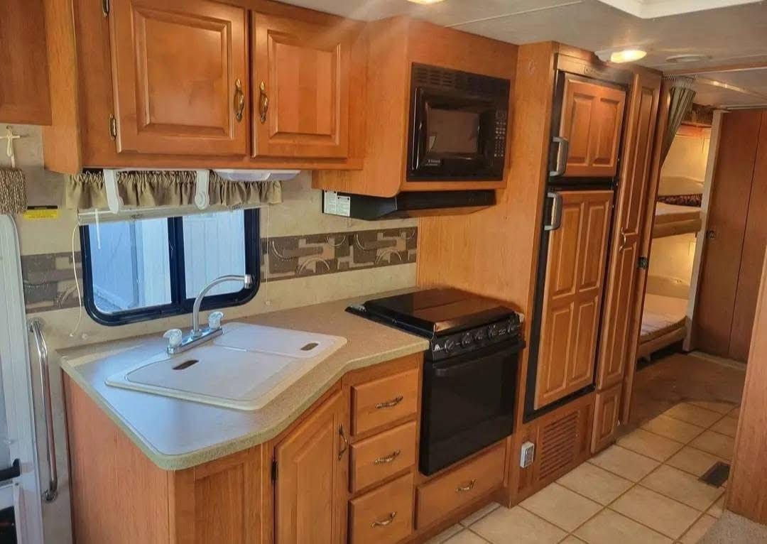 2008 Damon Daybreak by Thor – 35 ft Class A Motorhome