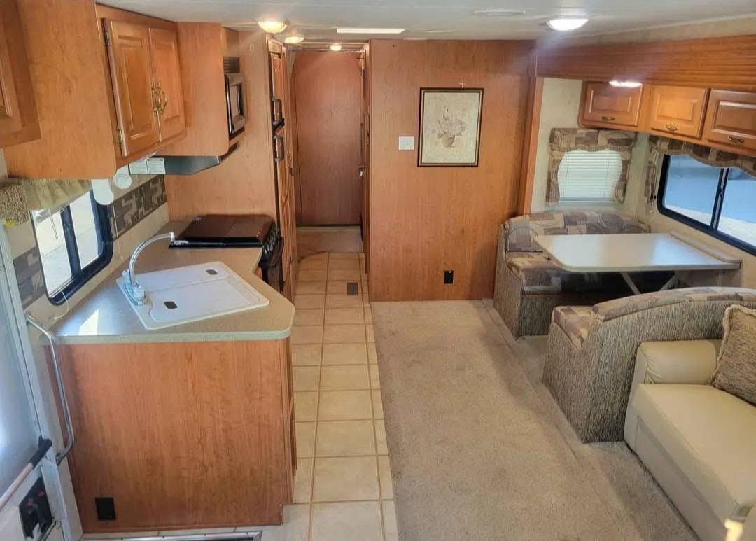 2008 Damon Daybreak by Thor – 35 ft Class A Motorhome