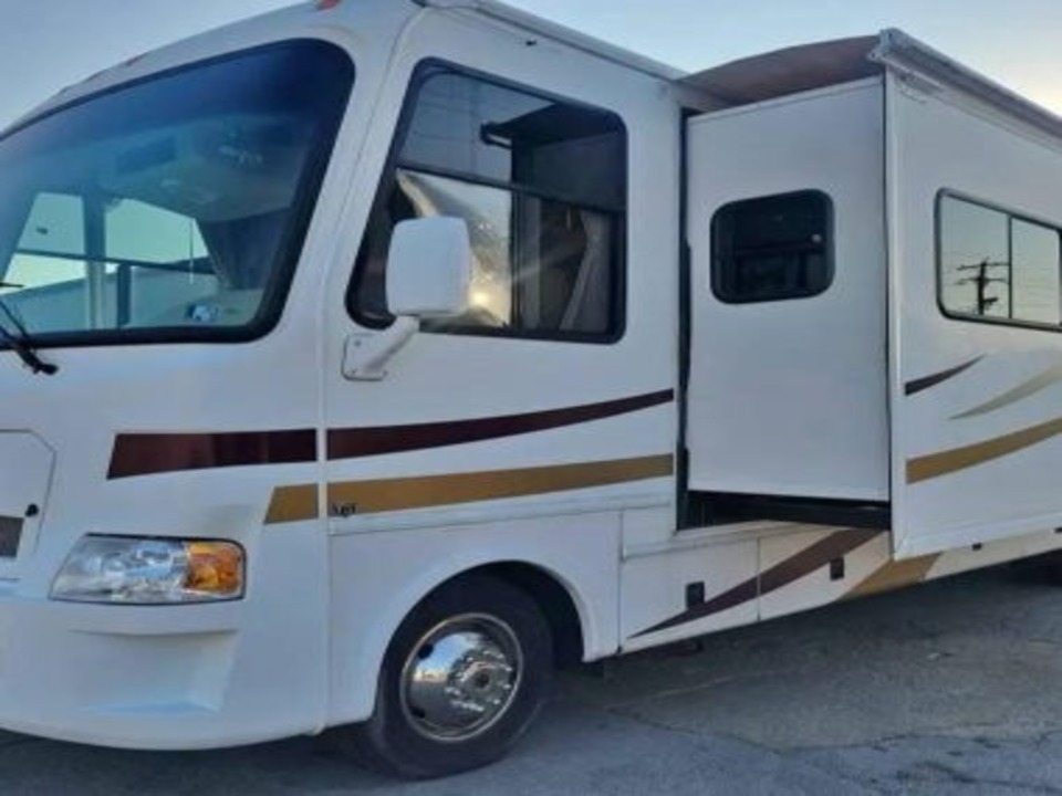 2008 Damon Daybreak by Thor – 35 ft Class A Motorhome
