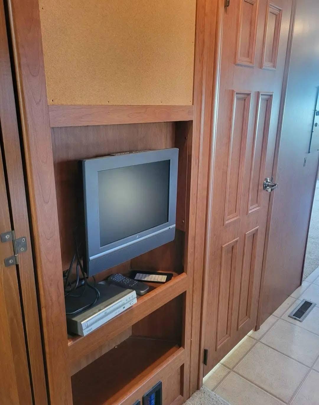 2008 Damon Daybreak by Thor – 35 ft Class A Motorhome