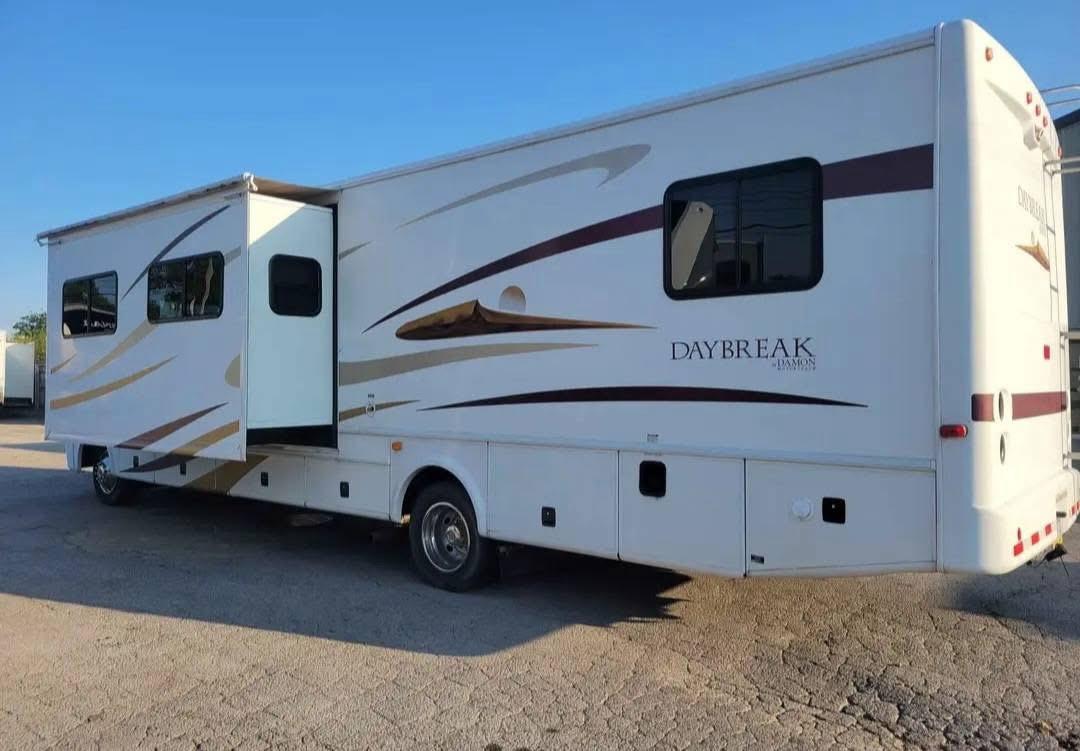 2008 Damon Daybreak by Thor – 35 ft Class A Motorhome