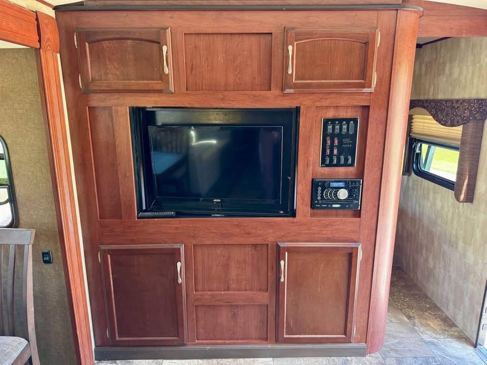 2016 Winnebago Ultralite 28DDBH – Travel Trailer