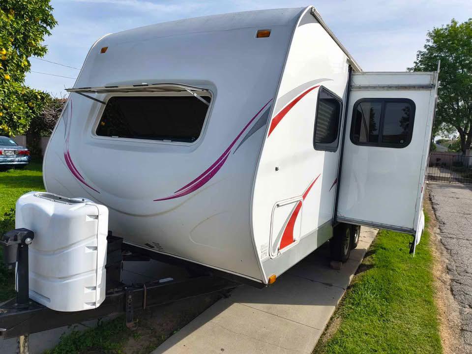2012 Cruiser RV Fun Finder X 210UDS – 22 ft Travel Trailer