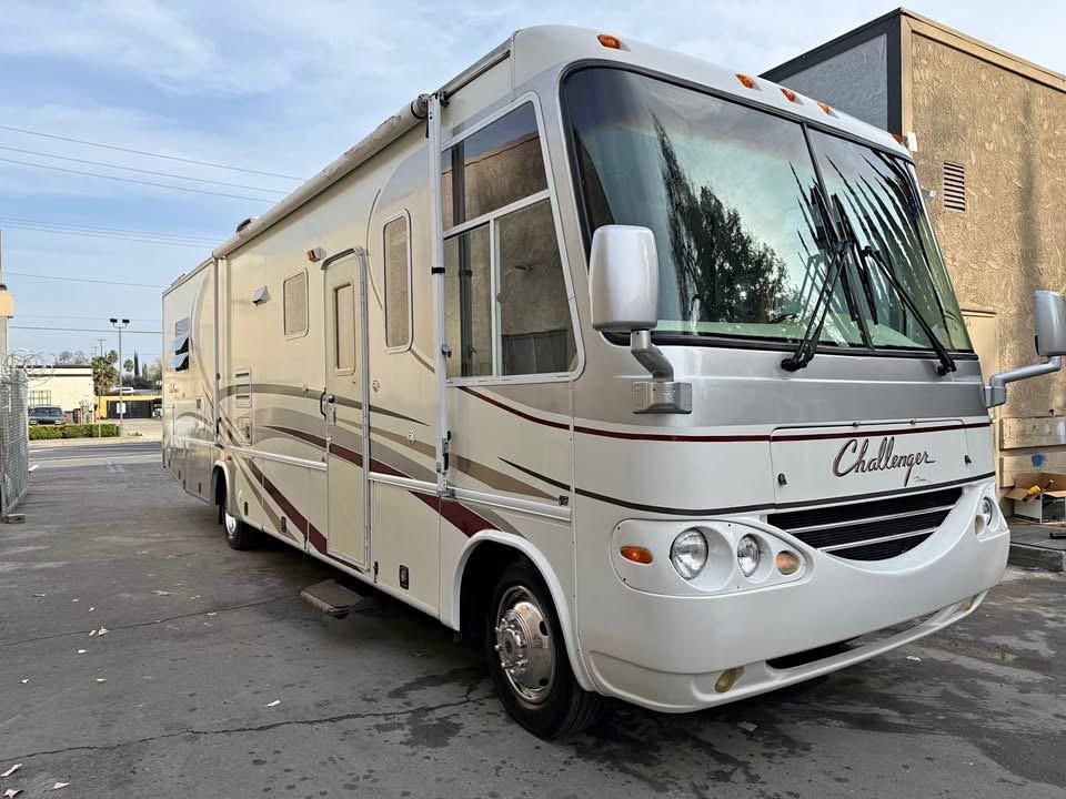 2002 Damon Challenger – 33 ft Class A Motorhome