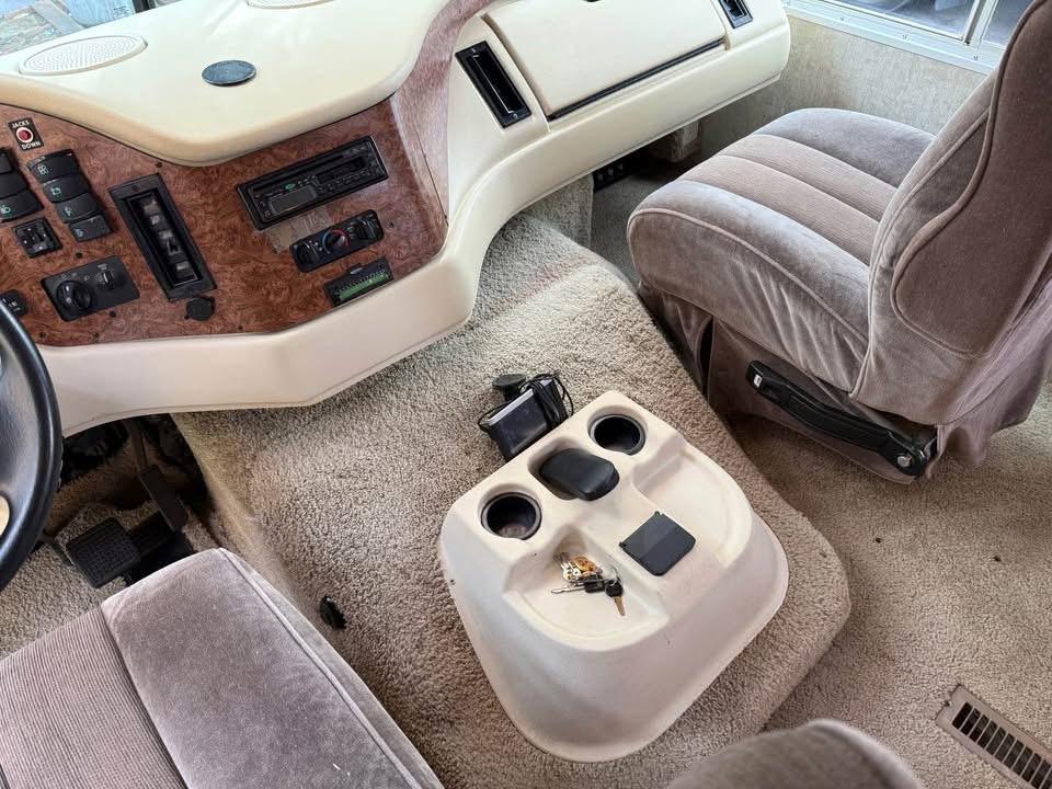 2002 Damon Challenger – 33 ft Class A Motorhome