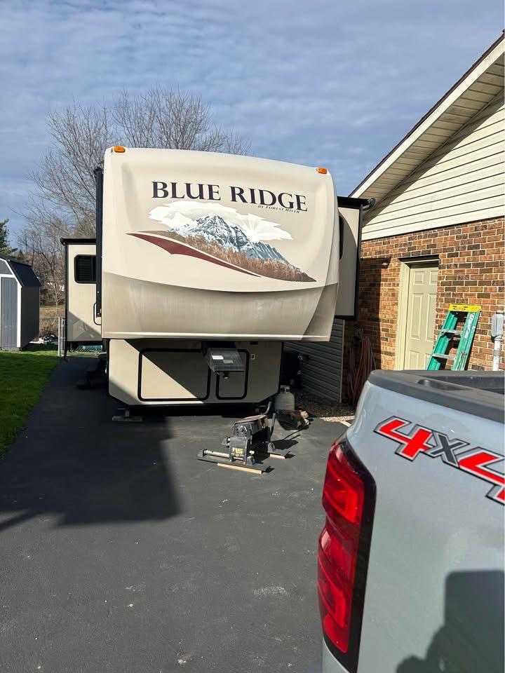 2011 Forest River Blue Ridge – 30 ft Fifth Wheel