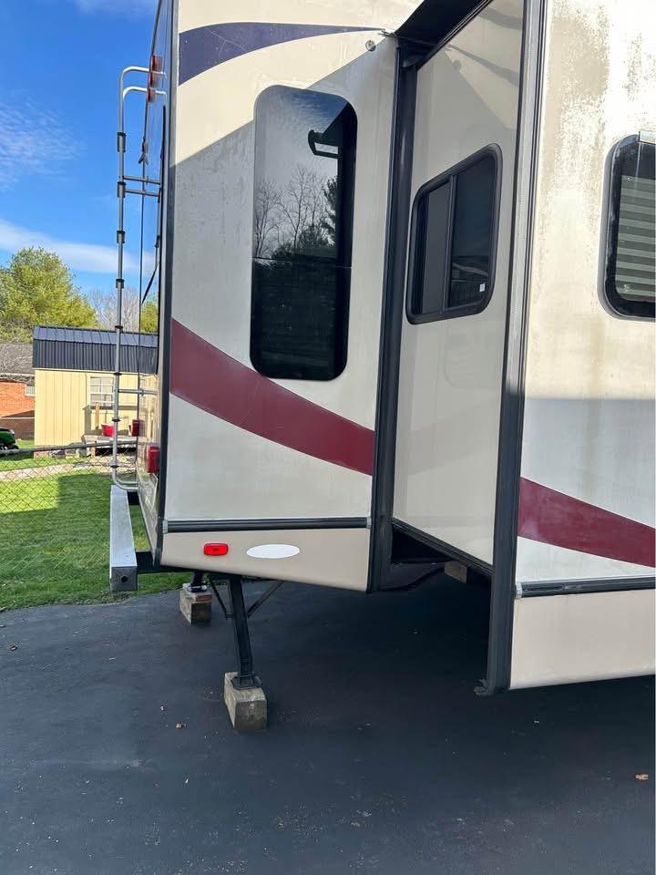 2011 Forest River Blue Ridge – 30 ft Fifth Wheel