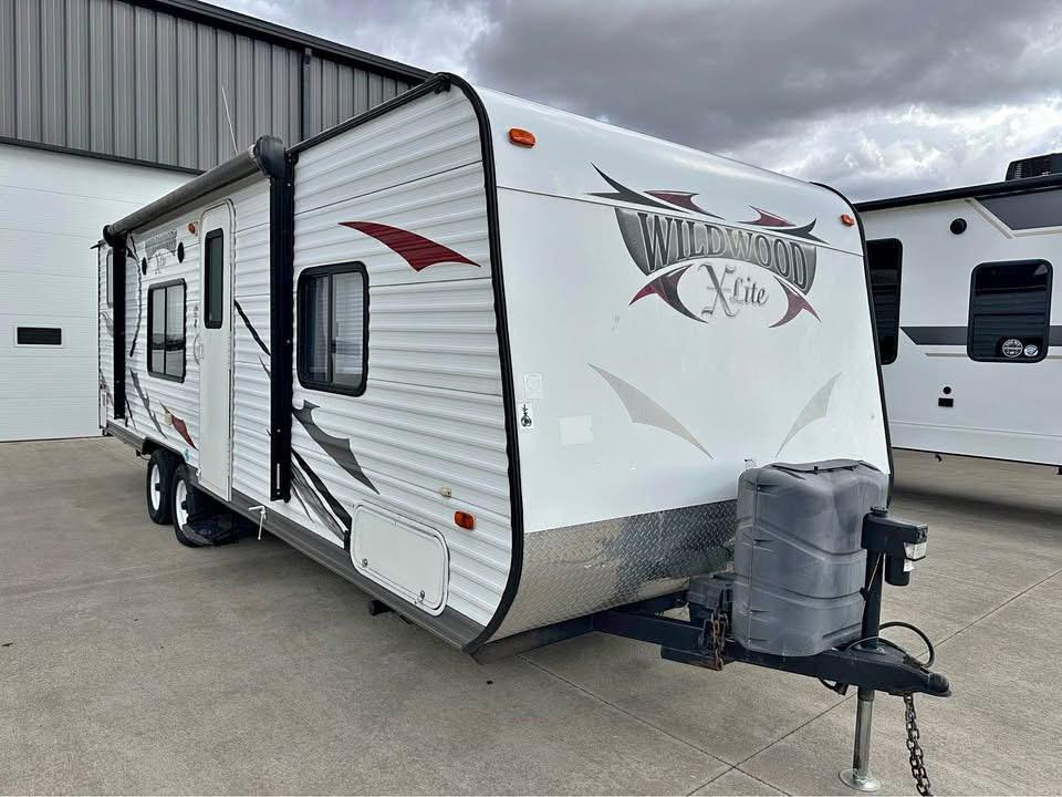 2014 Forest River Wildwood 261BHXL – 28 ft Bunkhouse Travel Trailer