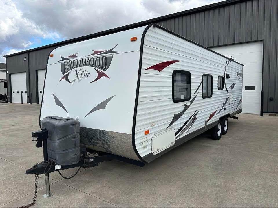 2014 Forest River Wildwood 261BHXL – 28 ft Bunkhouse Travel Trailer