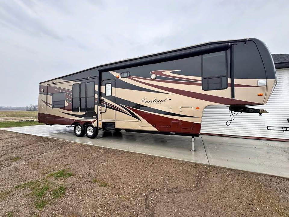 2010 Forest River Cardinal 3625 – 38 ft Fifth Wheel