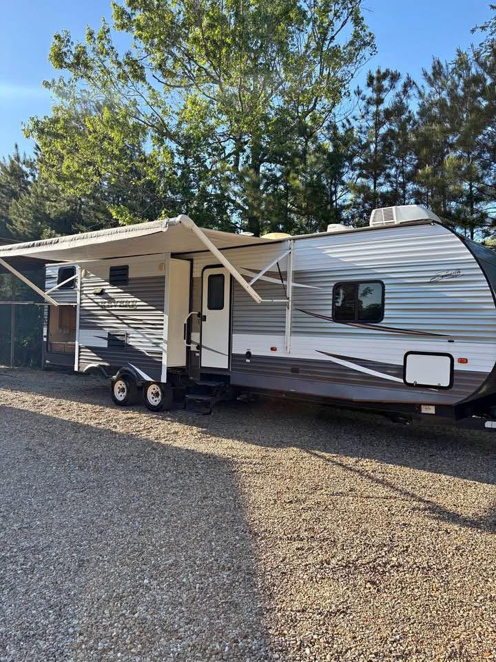 2017 Shasta Revere – 33 ft Bunkhouse Travel Trailer