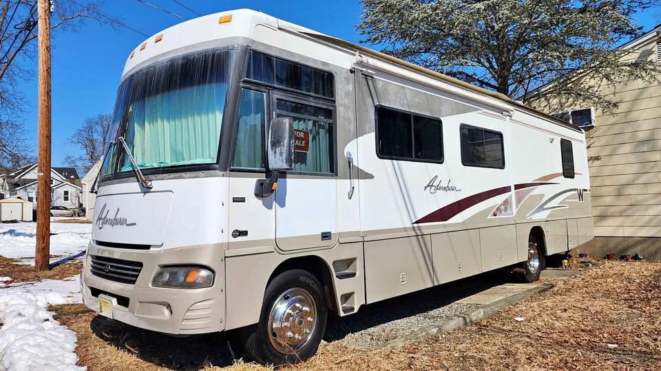 2004 Winnebago Adventurer 35U – 35 ft Class A Motorhome