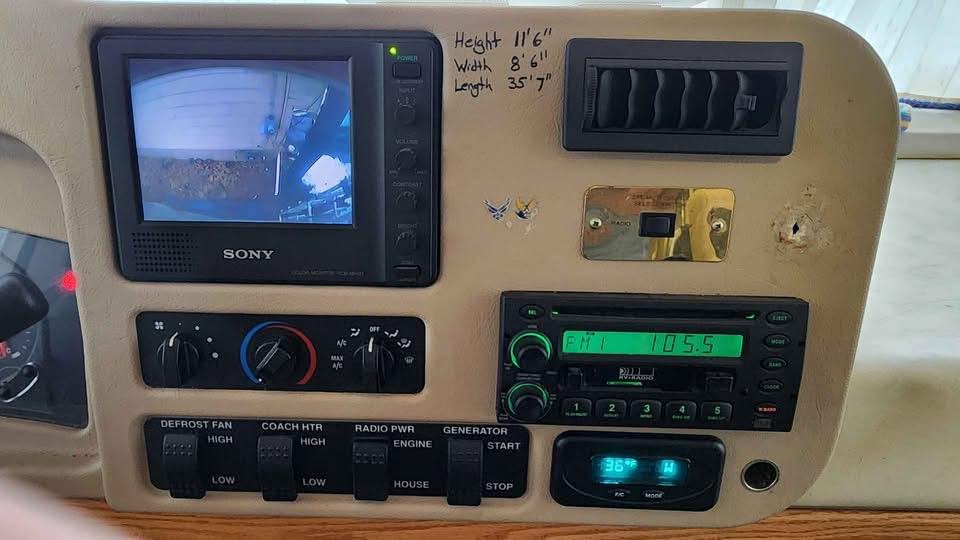 2004 Winnebago Adventurer 35U – 35 ft Class A Motorhome