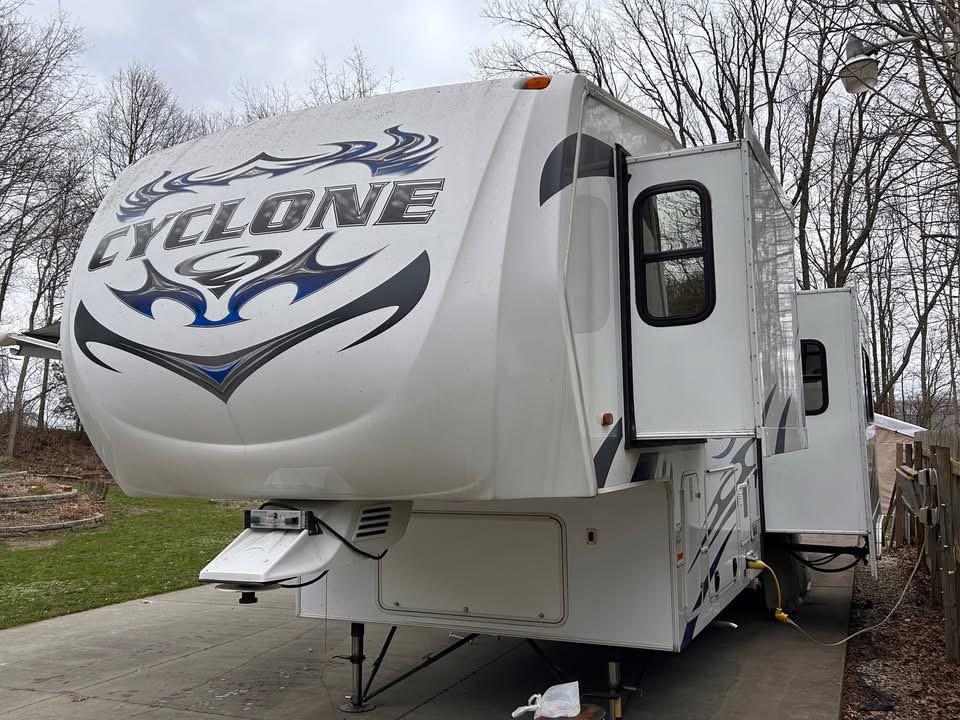 2011 Heartland 3010 – 35 ft Fifth Wheel Toy Hauler (10 ft Garage)