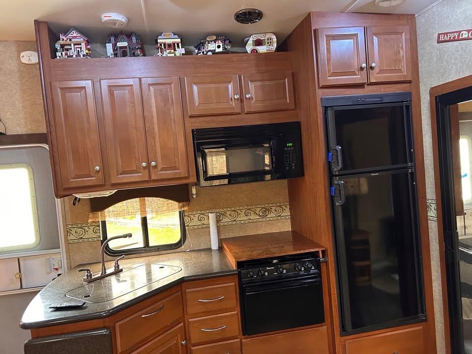 2011 Heartland 3010 – 35 ft Fifth Wheel Toy Hauler (10 ft Garage)