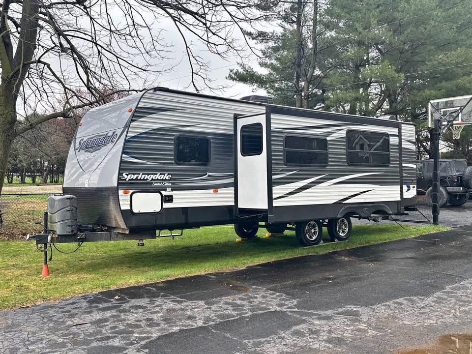 2016 Keystone Springdale 270LE – 30 ft Bunkhouse Travel Trailer