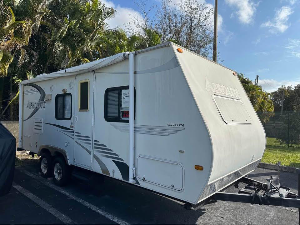 2010 Dutchmen Aerolite – 21 ft Lightweight Travel Trailer