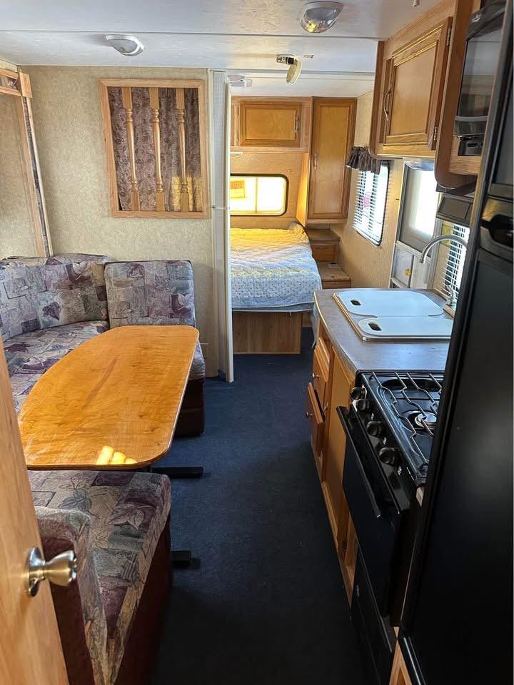 2010 Dutchmen Aerolite – 21 ft Lightweight Travel Trailer