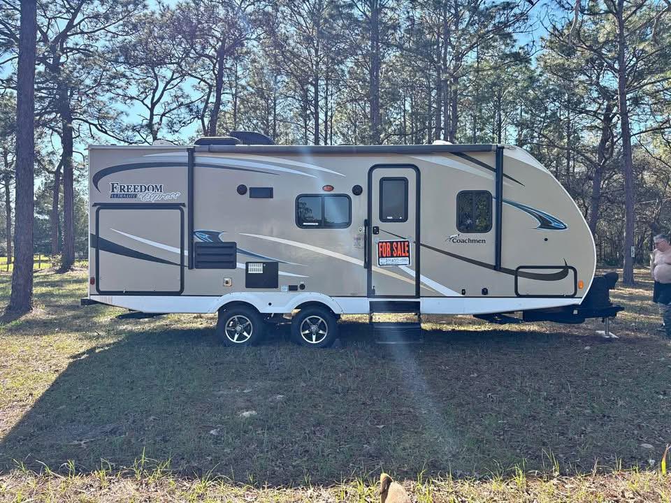 2018 Coachmen Freedom Express – 24 ft Travel Trailer