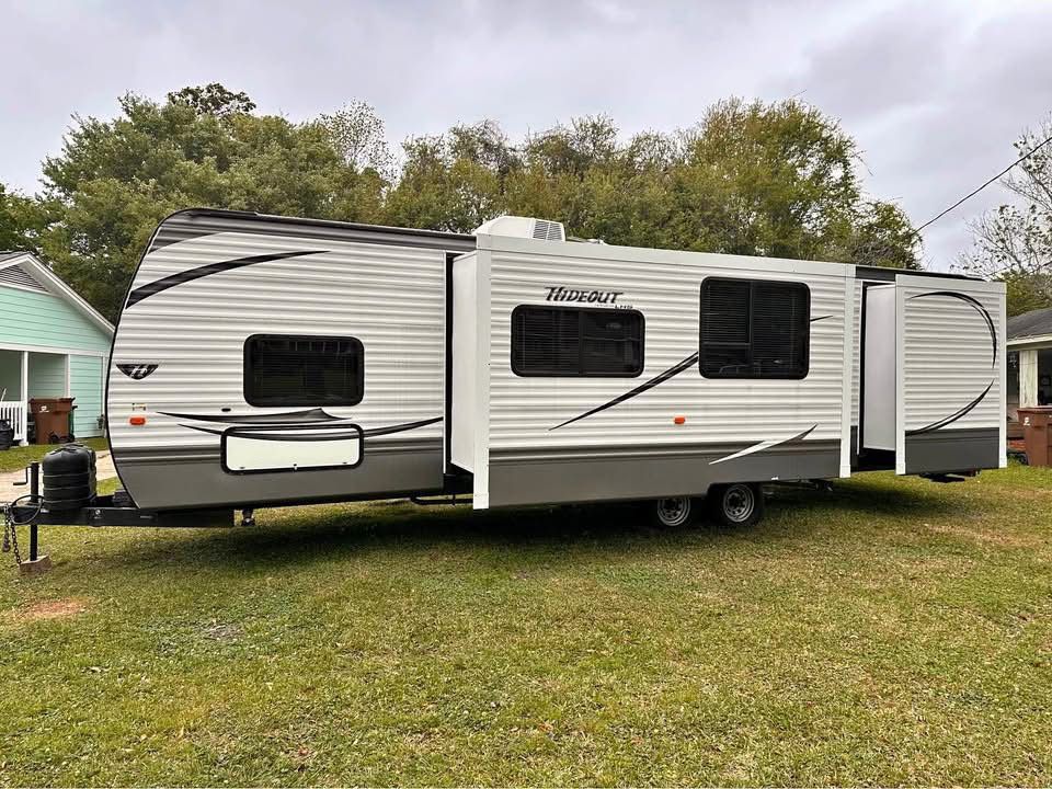 2017 Keystone Hideout 300LHS – 2 Bedroom / Triple Bunkhouse Travel Trailer