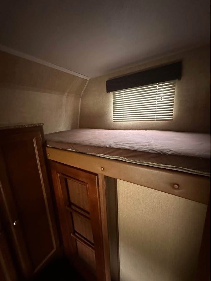 2017 Keystone Hideout 300LHS – 2 Bedroom / Triple Bunkhouse Travel Trailer