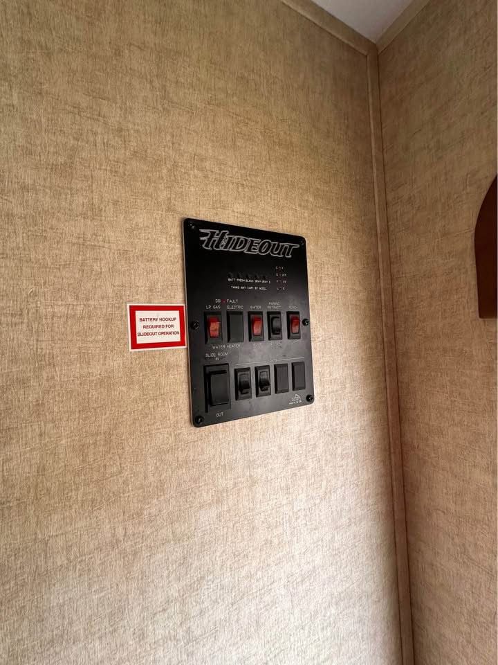 2017 Keystone Hideout 300LHS – 2 Bedroom / Triple Bunkhouse Travel Trailer