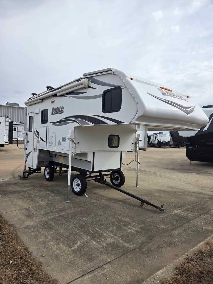 2016 Lance 1172 Truck Camper – Double Slide
