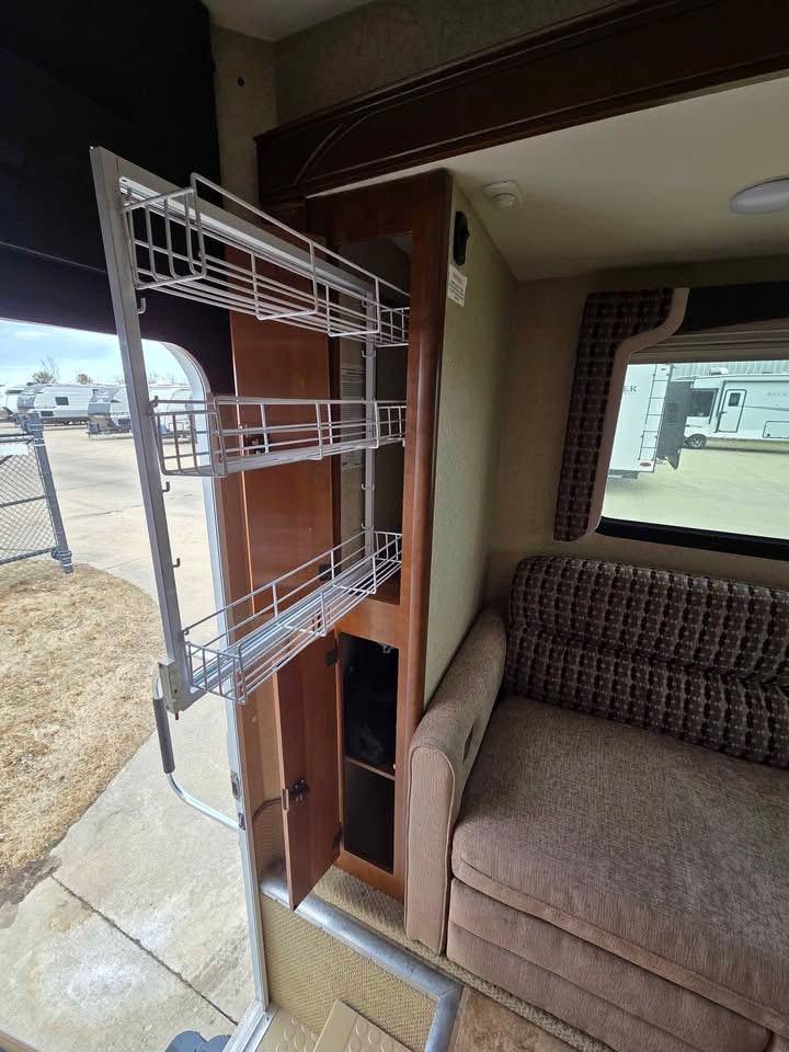 2016 Lance 1172 Truck Camper – Double Slide