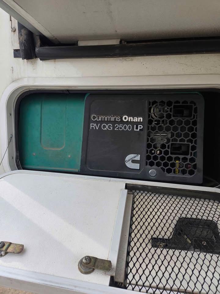 2016 Lance 1172 Truck Camper – Double Slide