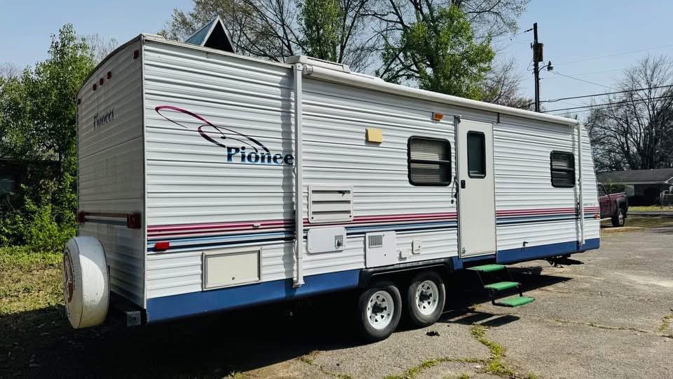 2004 Fleetwood Pioneer 25ST6 – 30 ft Travel Trailer