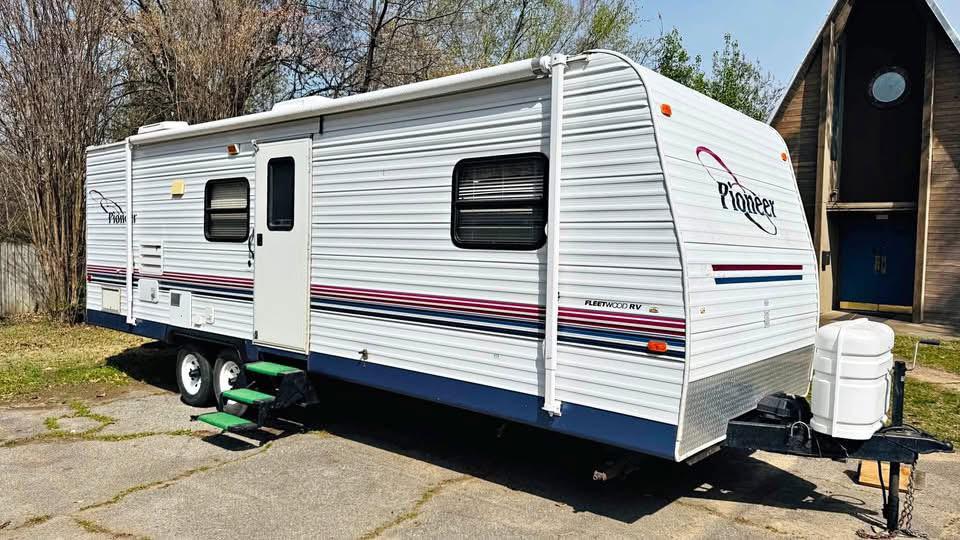 2004 Fleetwood Pioneer 25ST6 – 30 ft Travel Trailer