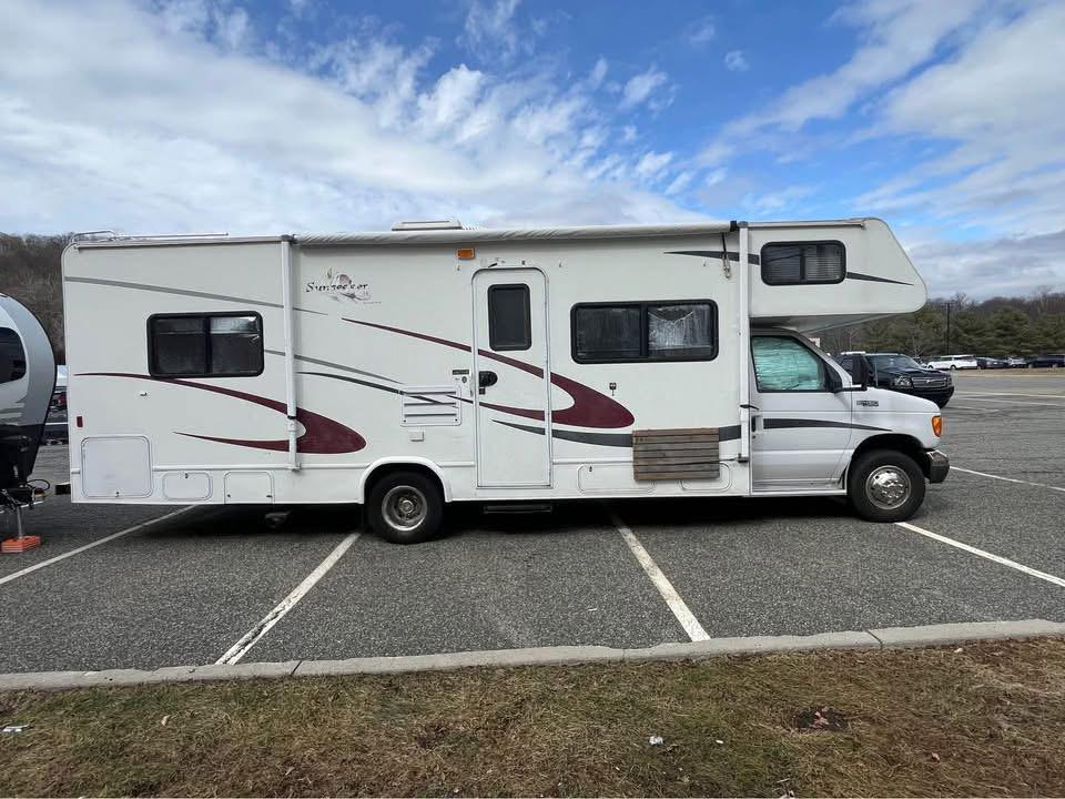 2005 Forest River Sunseeker – 30 ft Class C Motorhome