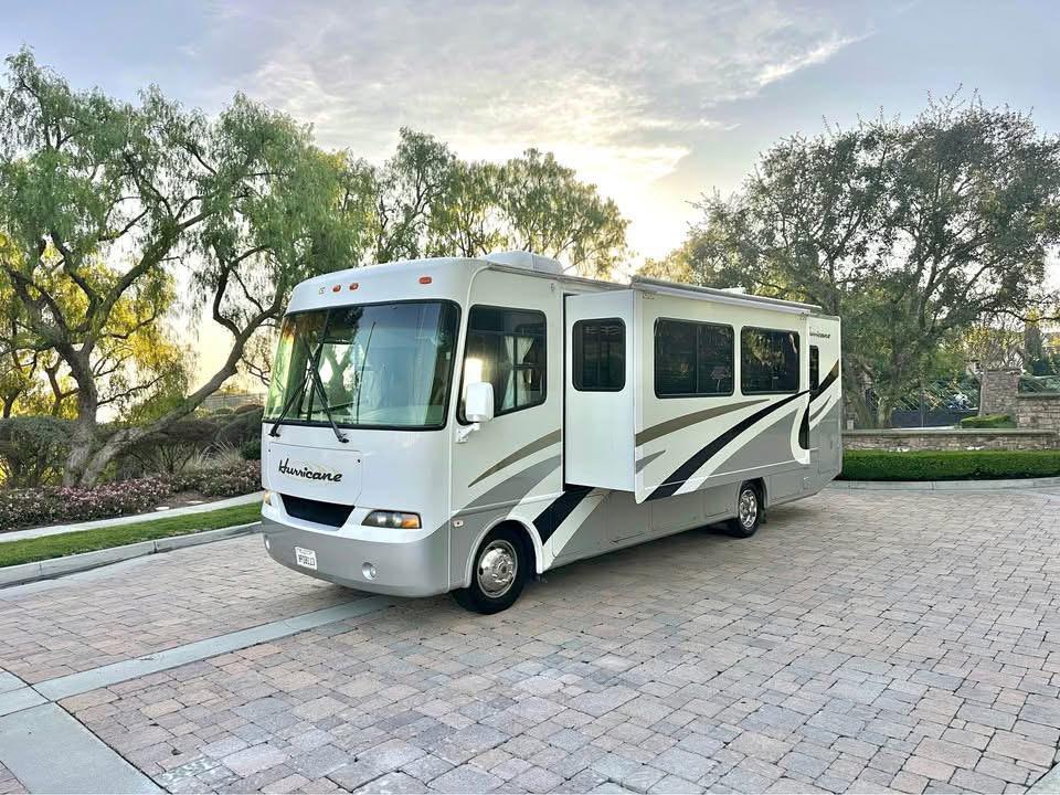 2005 Four Winds Hurricane – 32 ft Class A Motorhome