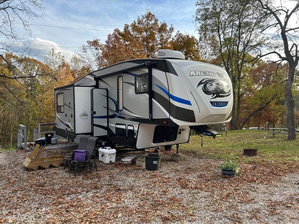 2017 Cherokee Arctic Wolf 285DL4 – 5th Wheel Camper