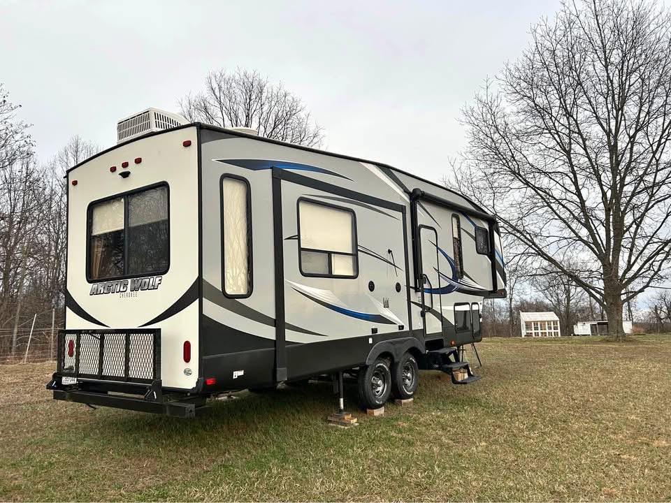 2017 Cherokee Arctic Wolf 285DL4 – 5th Wheel Camper