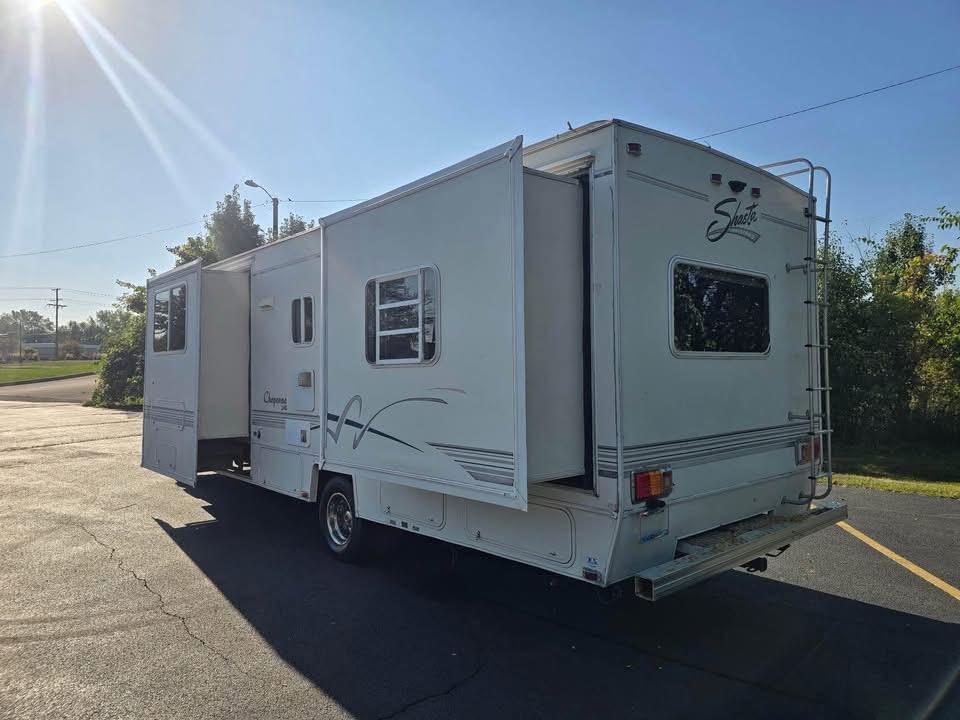 2001 Shasta Cheyenne – 27 ft Class C Motorhome