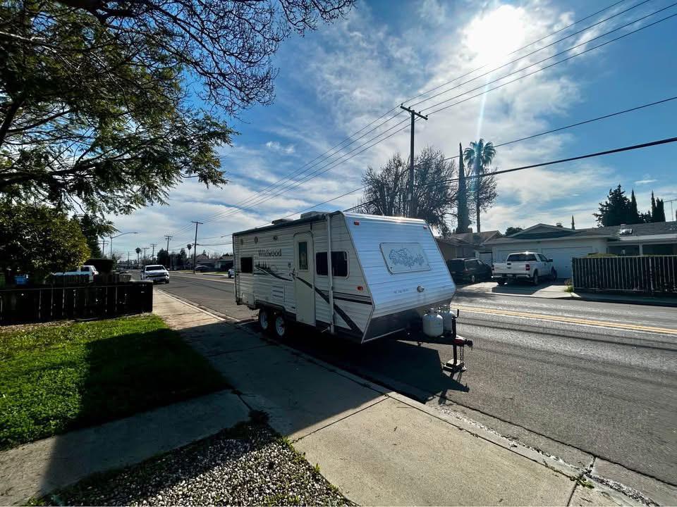 2006 Forest River Wildwood – 21 ft Travel Trailer