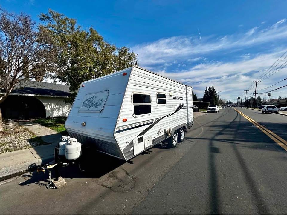 2006 Forest River Wildwood – 21 ft Travel Trailer